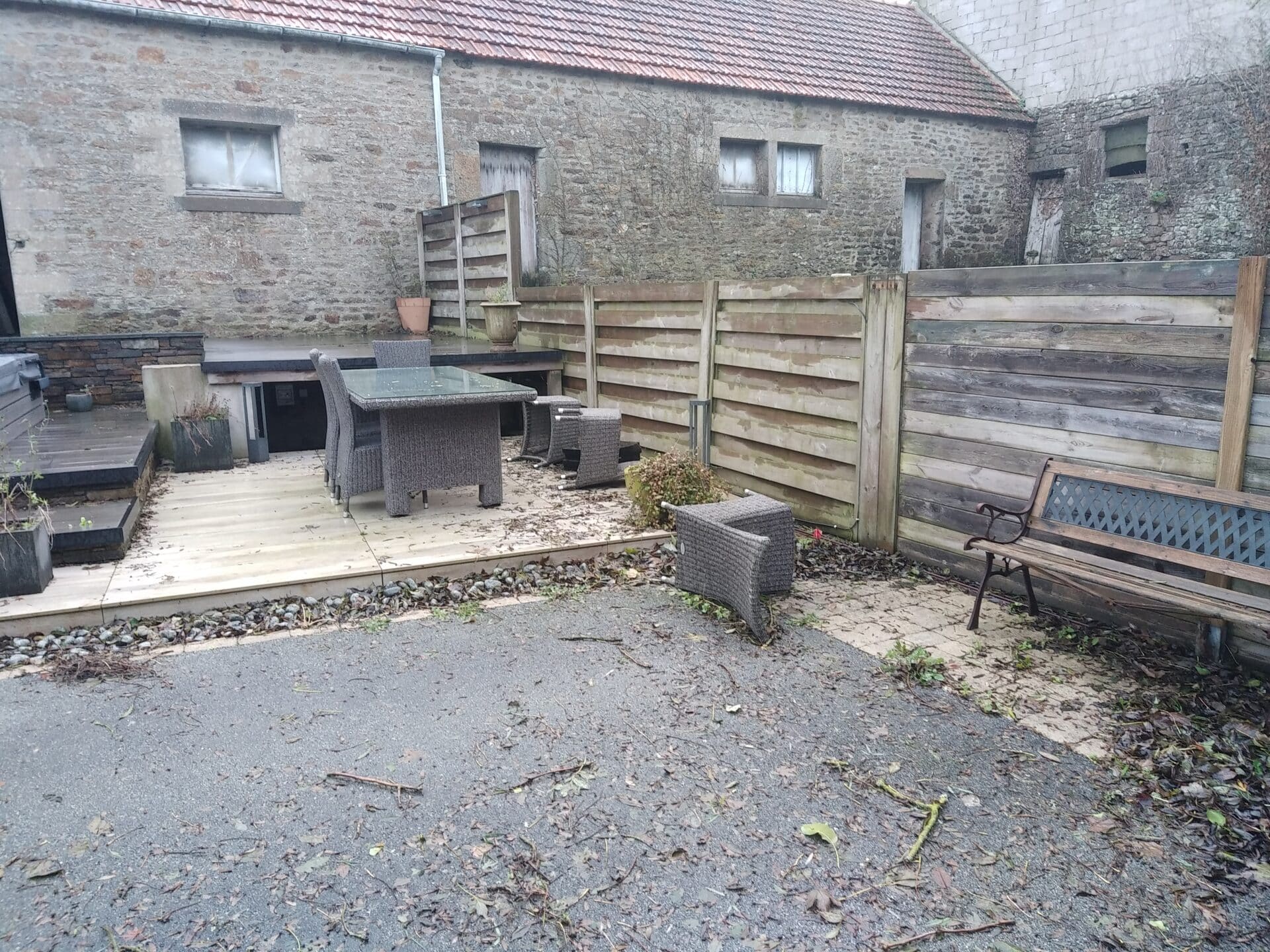 transformation d'une allée bitumée, en terrasse (avant transfo)